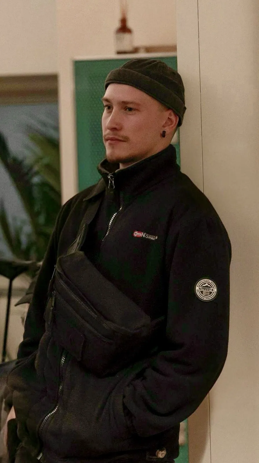William, de profil, dans la lumière basse d'un intérieur.